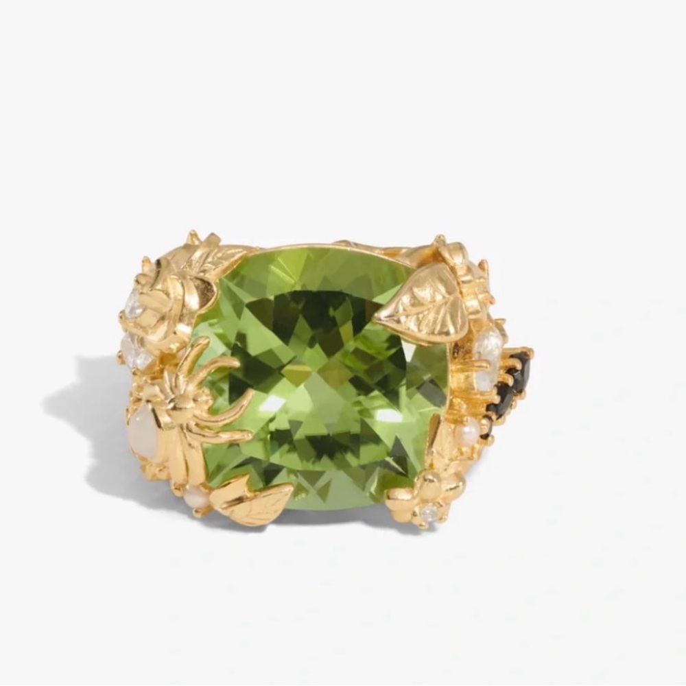 Gold-Tone Ring with Large Green Cushion Crystal and Nature Motif - Picture 2 of 5